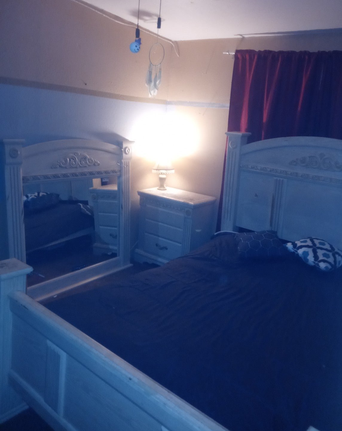 Queen bedroom ste with matching morrows and dresser drawers Ma7nKgeAf