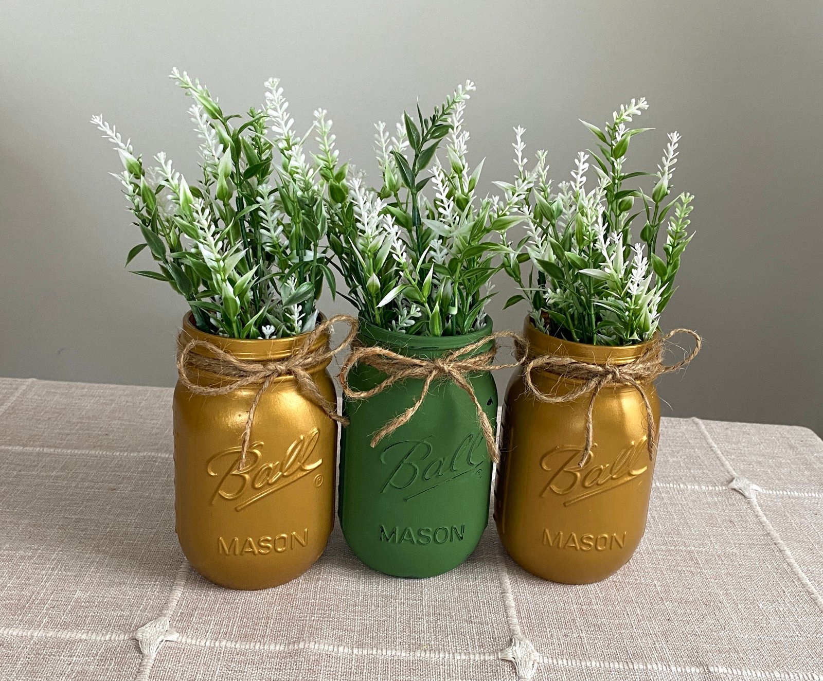 Chalk painted distressed mason jars w/faux flowers…other colors available QOh60Z2YP