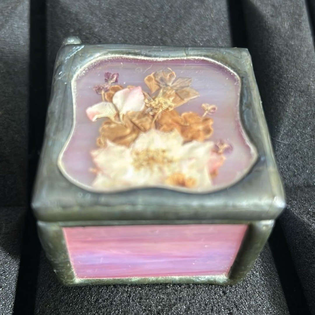 Stained pink glass press flowers 2”x2”x2” trinket box vintage melFzlzF8