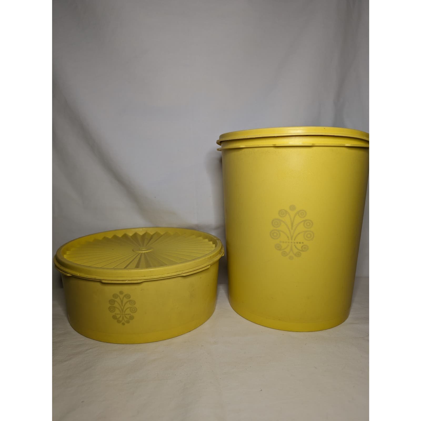 Vintage Yellow Servalier Tupperware Canister Set 805 and 1204 With Lids RhJbaWxag