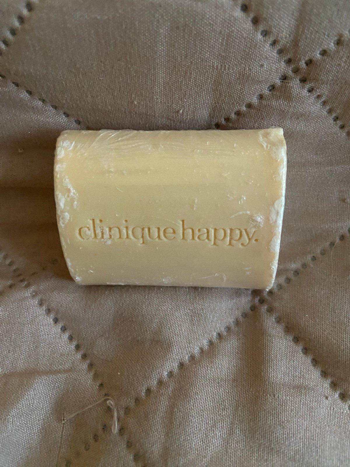 Clinique HAPPY Bar of Soap plus FREE Heart-shapped soap pW3N6ZJNE
