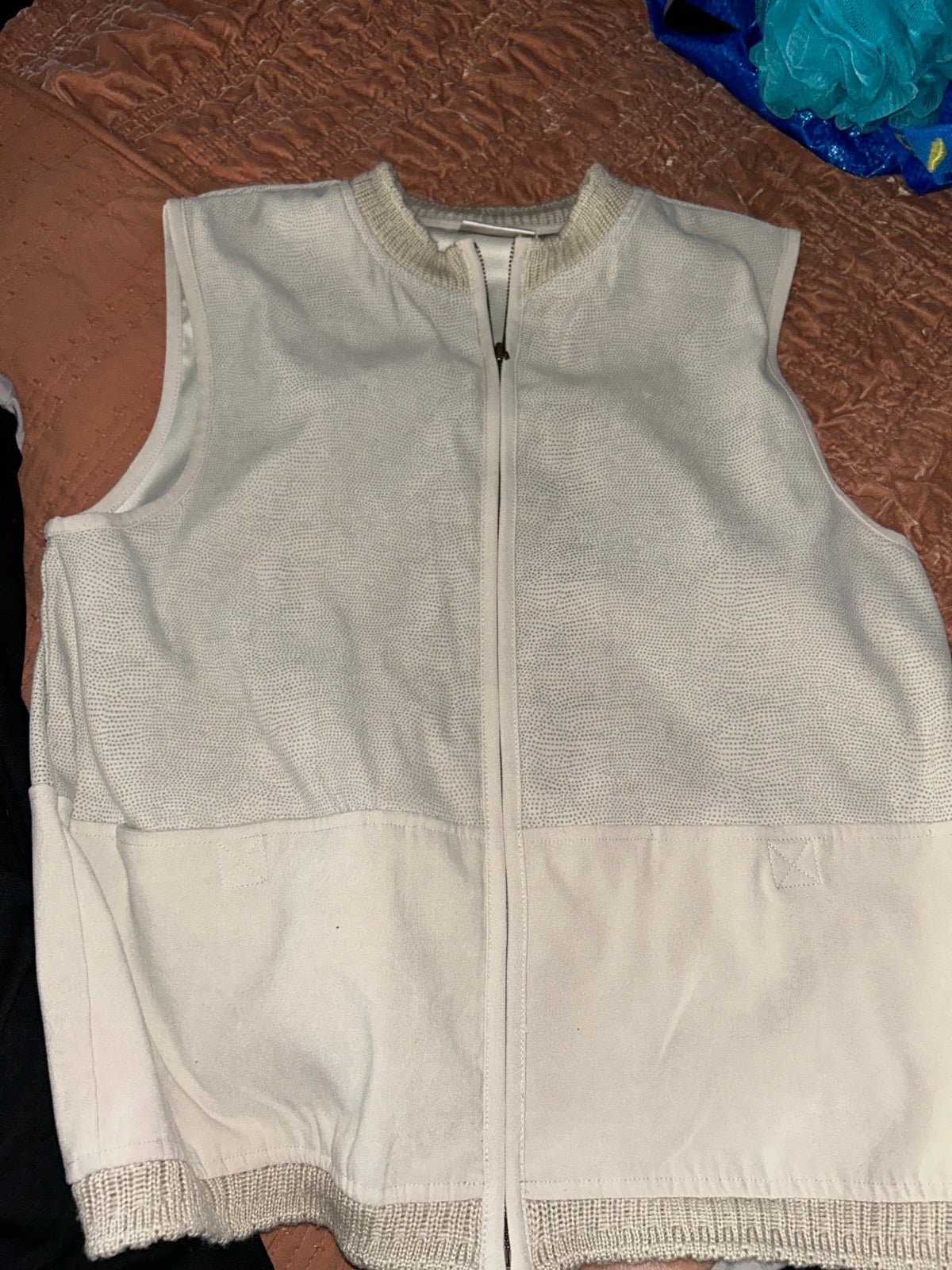 Cute khaki zip up vest with front pockets. Hfvxnurwy