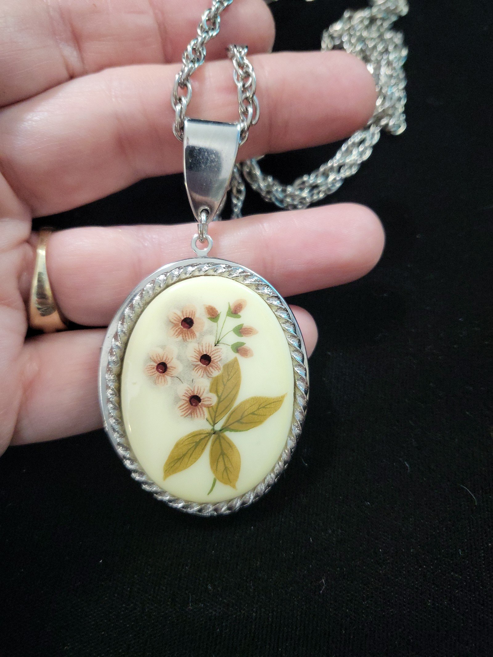 Vintage MCM painted flowers on porcelain locket pendant necklace j55r5N9rS