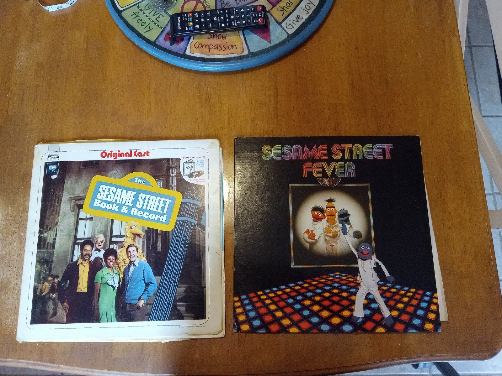 Set of 2 Vintage Sesame Street Albums GLyNX53XV