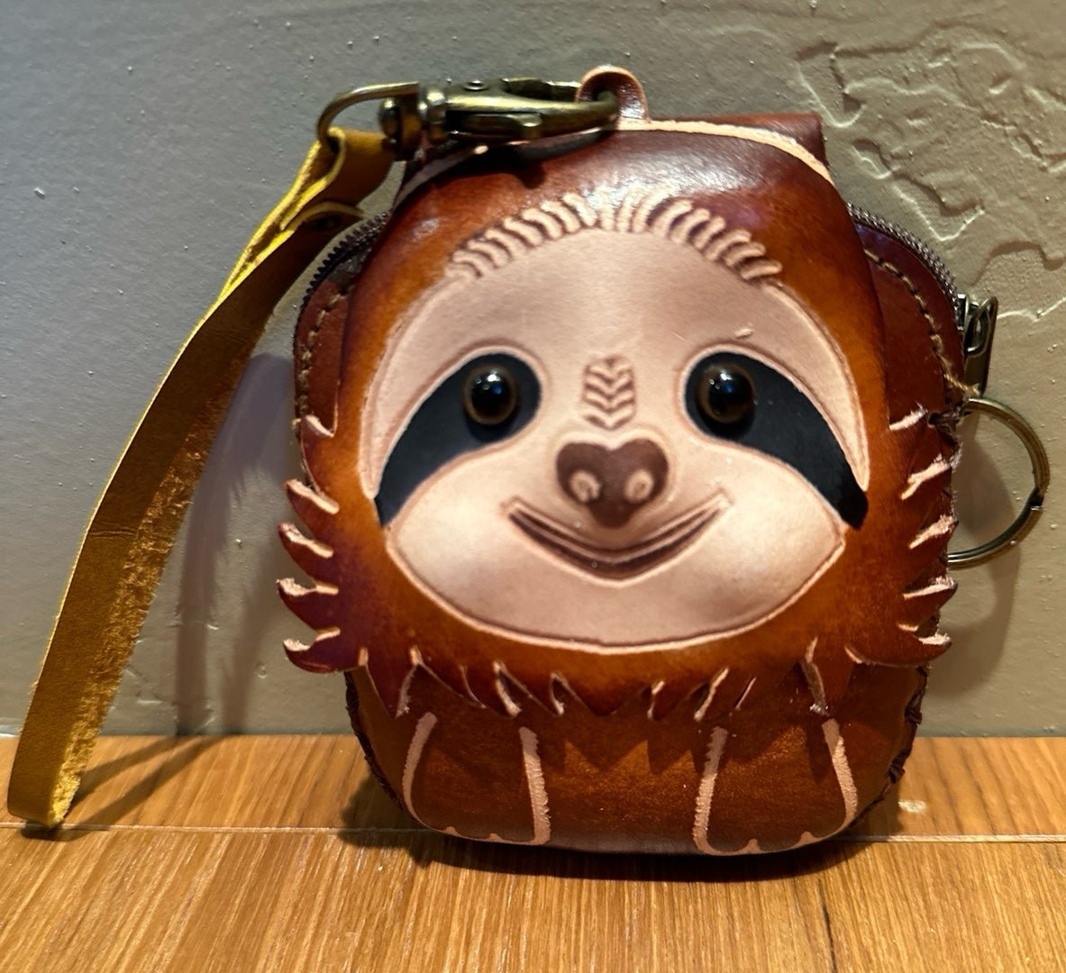 Hand tooled leather Sloth wristlet backpack pouch beaded eyes KwTf7Yt4m