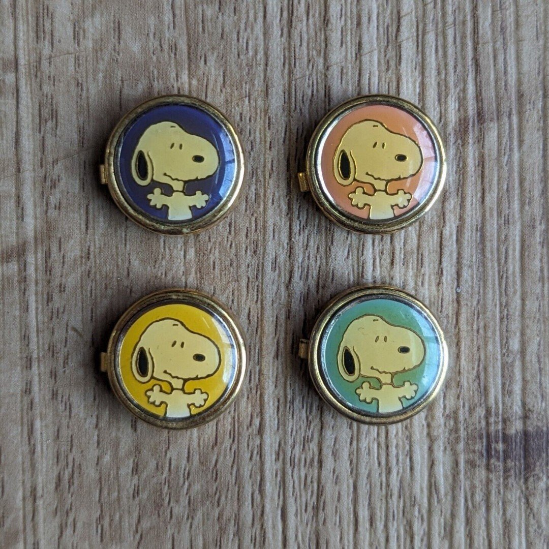 VINTAGE 1958 Gold SNOOPY BUTTON COVERS Set Of 4 NdoTvEb8S