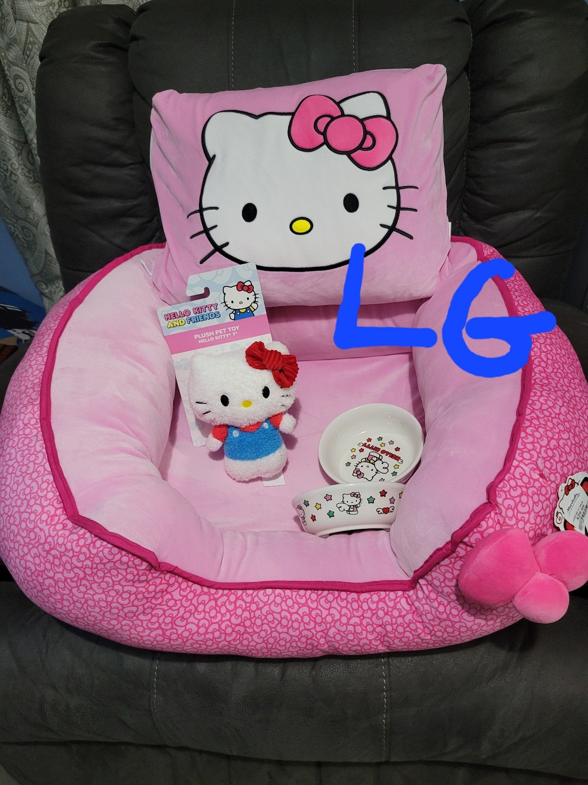Large hello kitty dog bed, bowls, and toy bundle M1qzopMSV