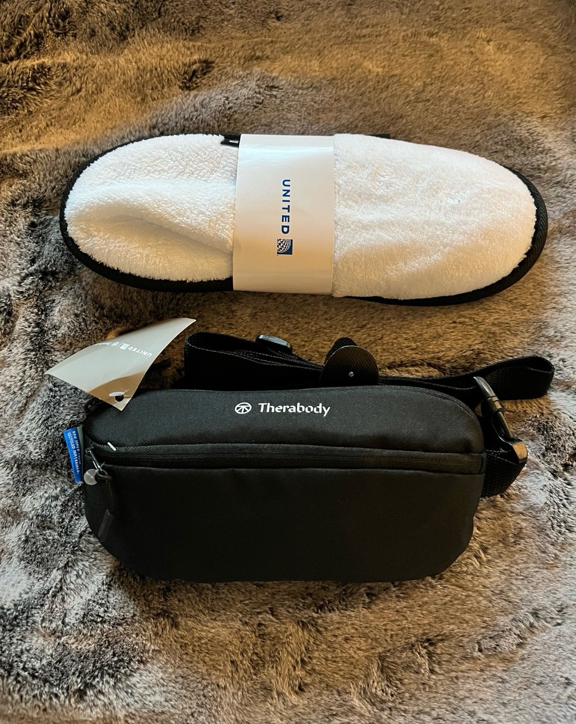 United Airlines business Class Amenity Kit (Cross Body) and slippers lZFDZu4Ge