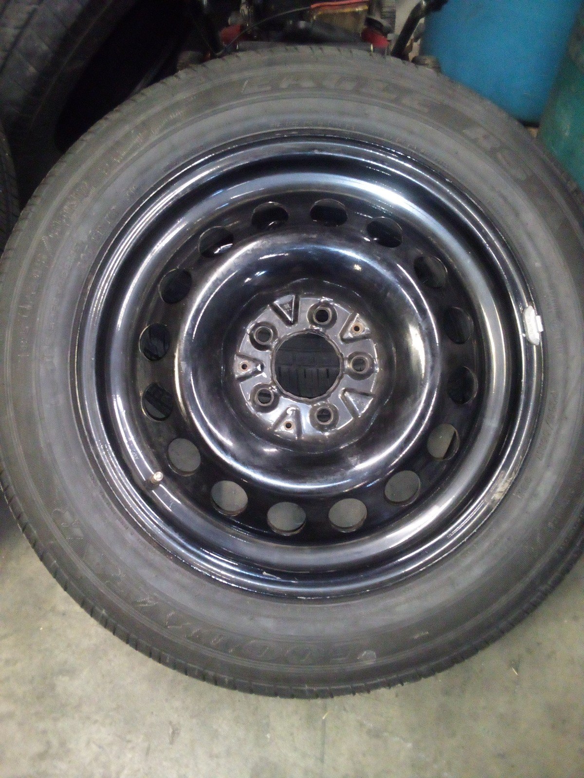 Goodyear Tire /Wheel 235/55R17 HcjUDBRVH