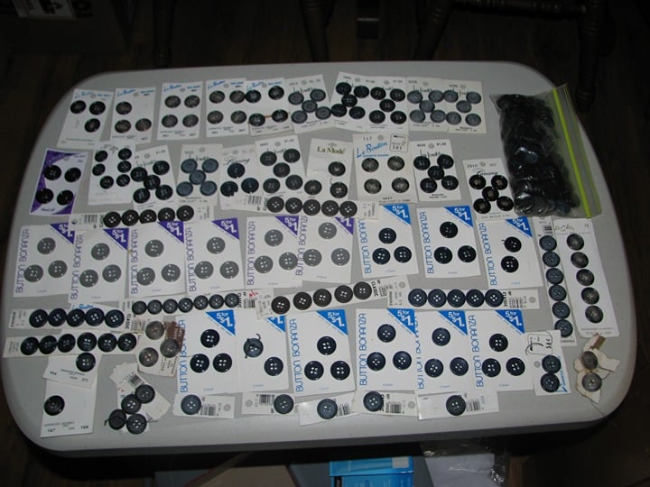 Big Lot of sewing buttons, Mostly black and grey. iIPU96kxw