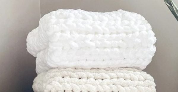 Chunky Knit Blanket White Color New in unopened package r5R2f7t5c