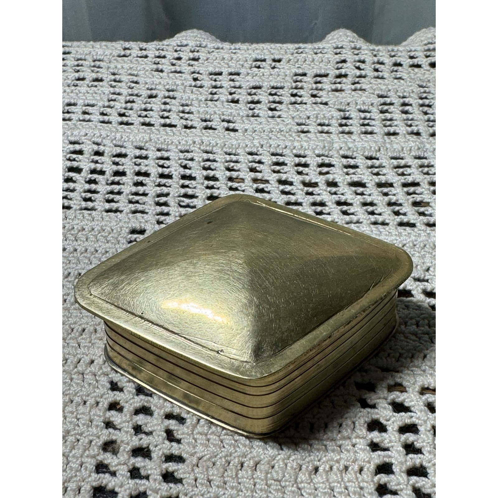 Brass triangle hinged lid trinket box - stamped 91 inside nfeJcIFTA