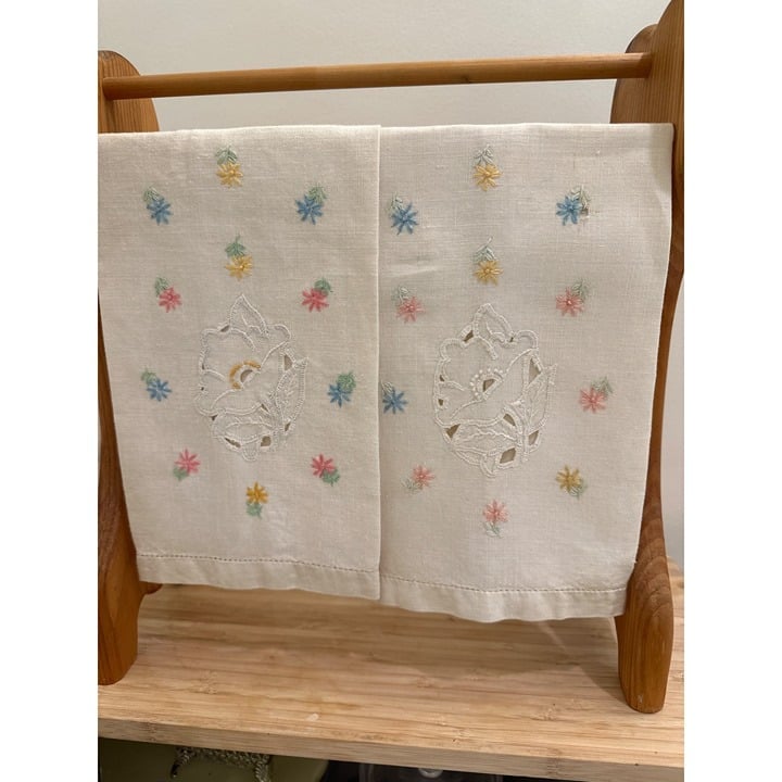 A Beautiful Pair of Vintage Linen Hand Embroidered and Cutwork Hand Towels/Guest MvtbqSfTx