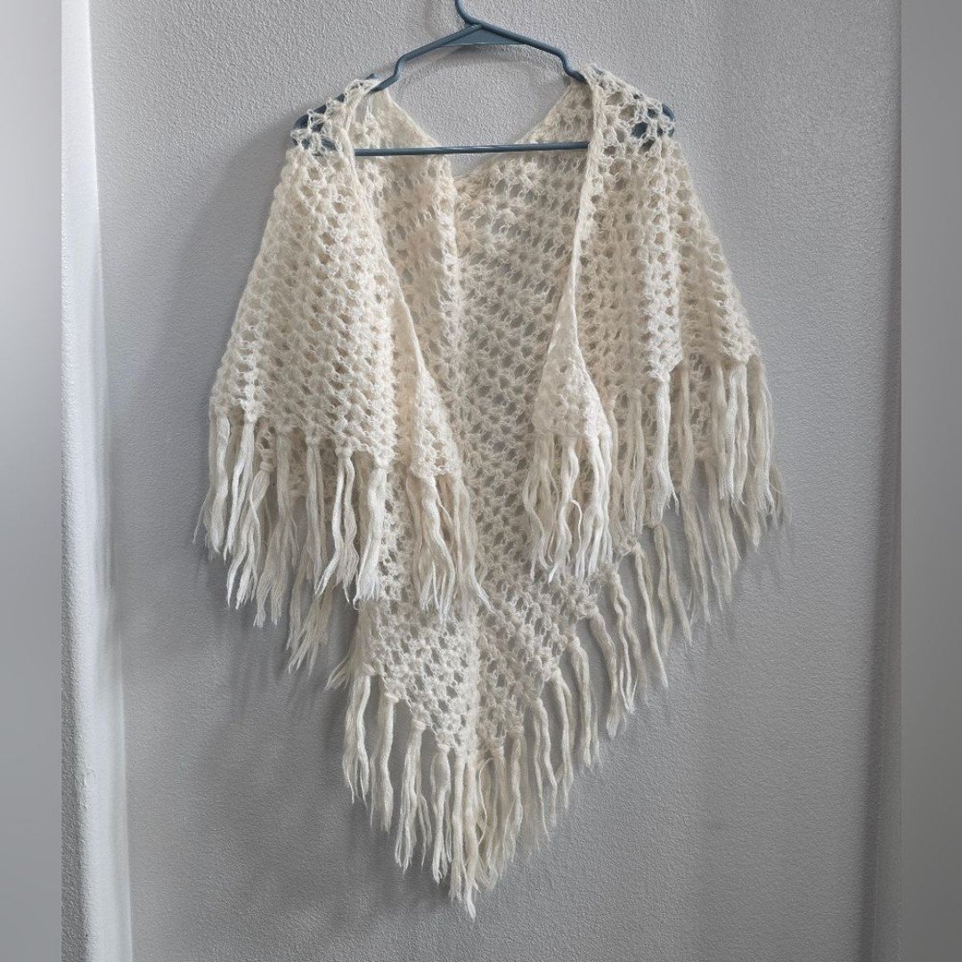 Ivory knit shawl with fringe,  light weight iR60IClwH